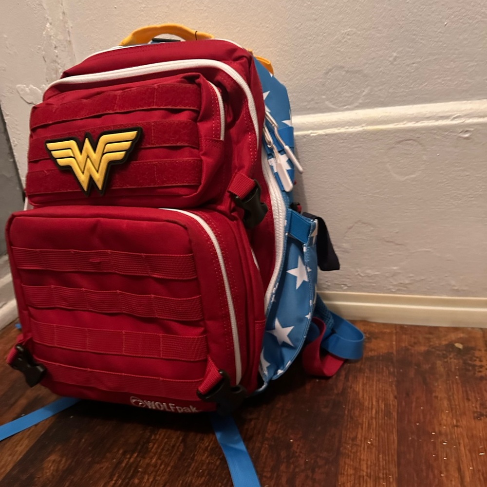 WOLF Wonder Woman - Red and Blue Travel/
lunch  Bag - Picture 2 of 6